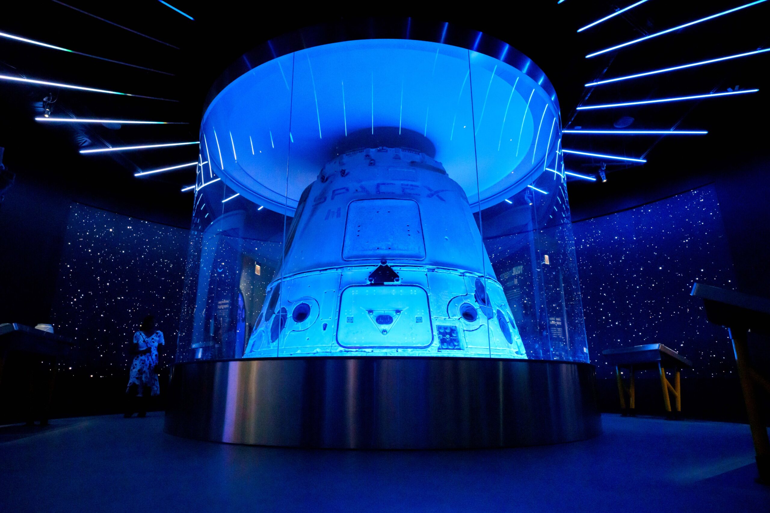 Космический корабль SpaceX Cargo Dragon стал музейным экспонатом
