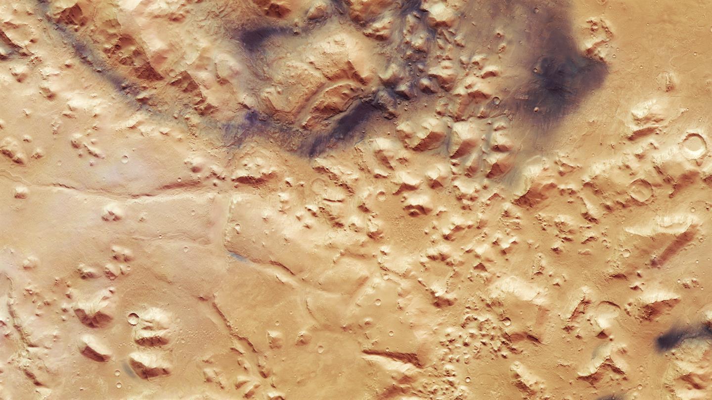 Царство стародавніх кратерів і розломів: ESA показала, який би вигляд мав політ над Марсом