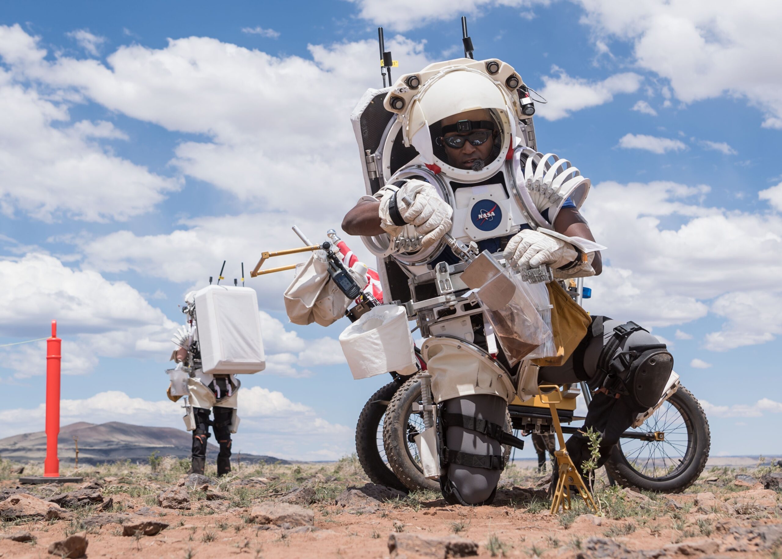 Астронавти розпочали тренування в пустелі перед польотом на Місяць