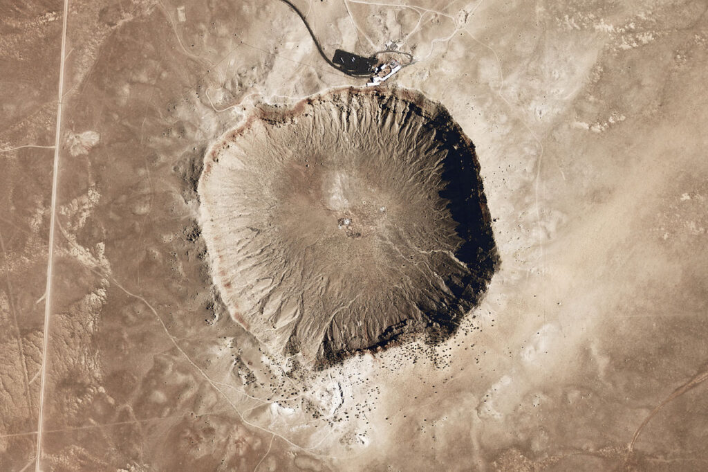 Аризонский кратер диаметром 5,6 км образовался в результате столкновения с телом диаметром всего 170 м. Источник: Википедия