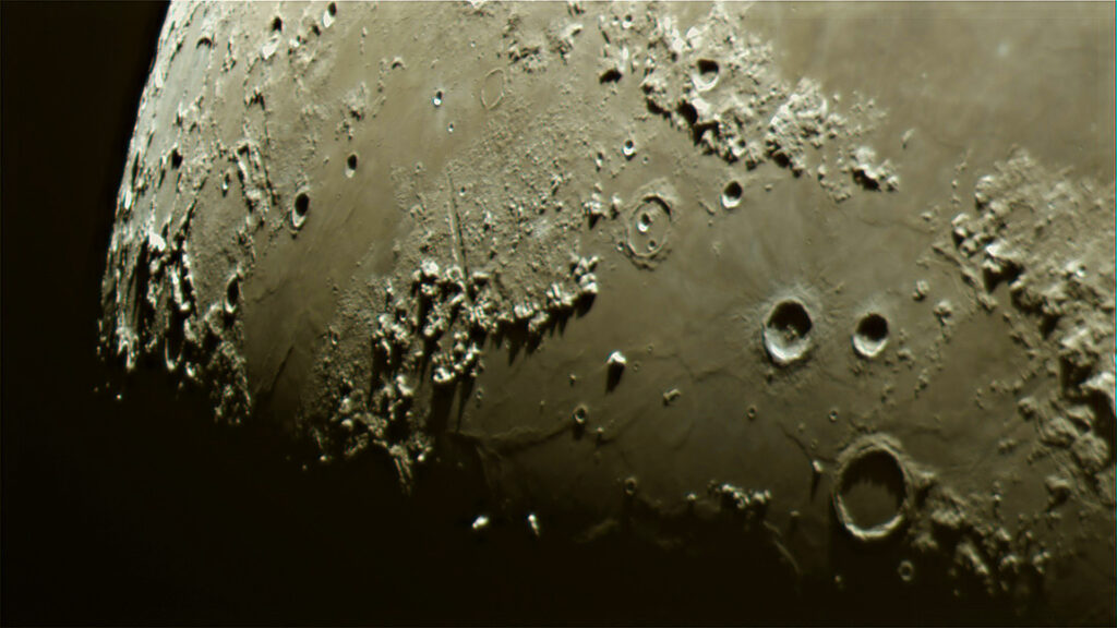 Кратеры на Луне, сфотографированные Владимиром Кажановым