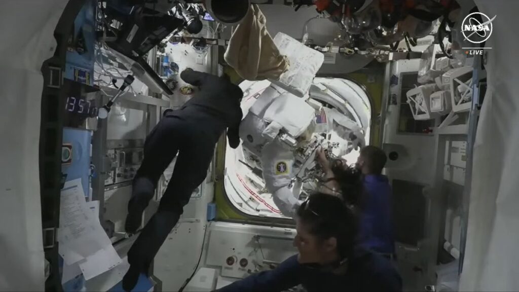 Астронавти повертаються після того, як вихід у космос був скасований
