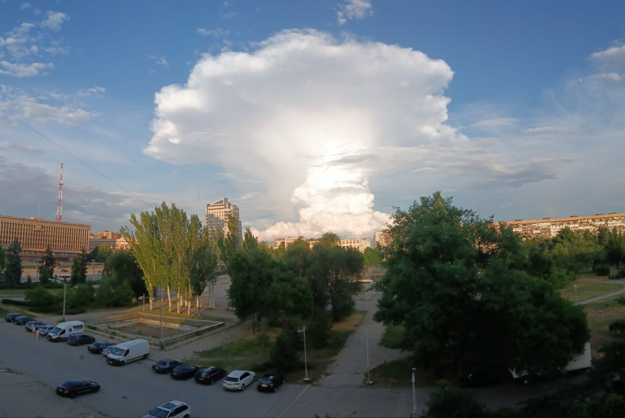 Облако-гриб напугало жителей Запорожья (фото)