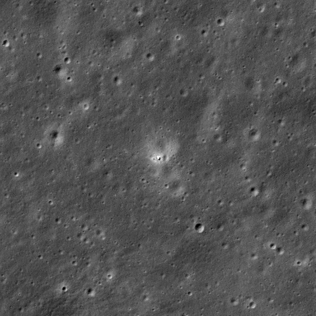 На краю древнего кратера: LRO сфотографировал место посадки миссии «Чанъэ-6»