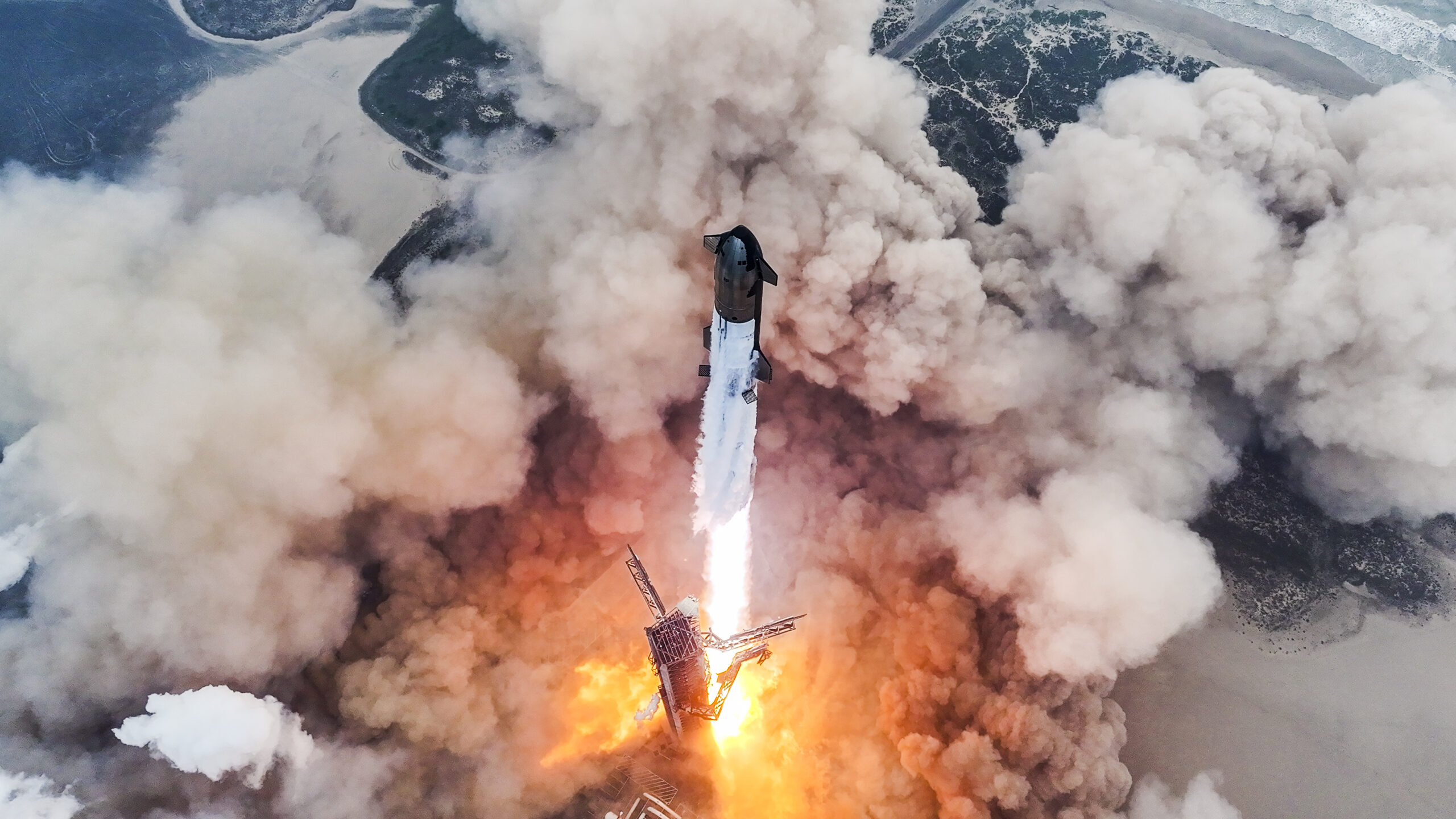 Хрещення вогнем: SpaceX успішно пройшов через атмосферу та приводнився