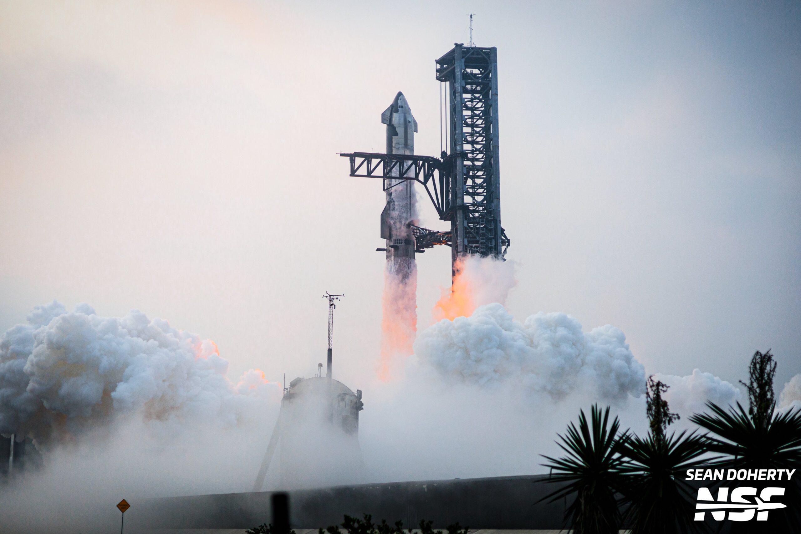 Пятый запуск Starship: SpaceX планирует поймать первую ступень ракеты-носителя
