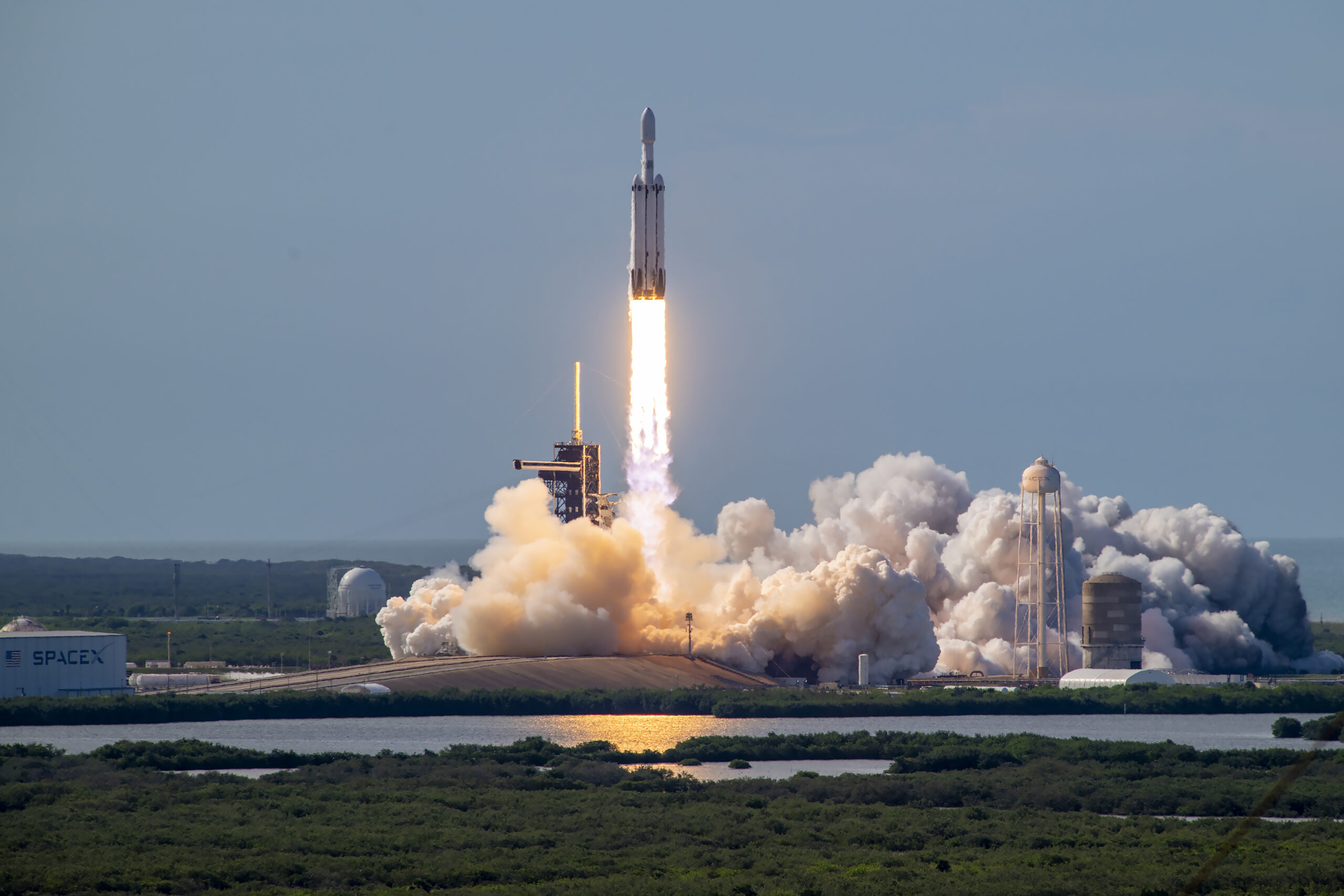 Falcon Heavy уходит в небо: лучшие фото десятого запуска сверхтяжелой ракеты