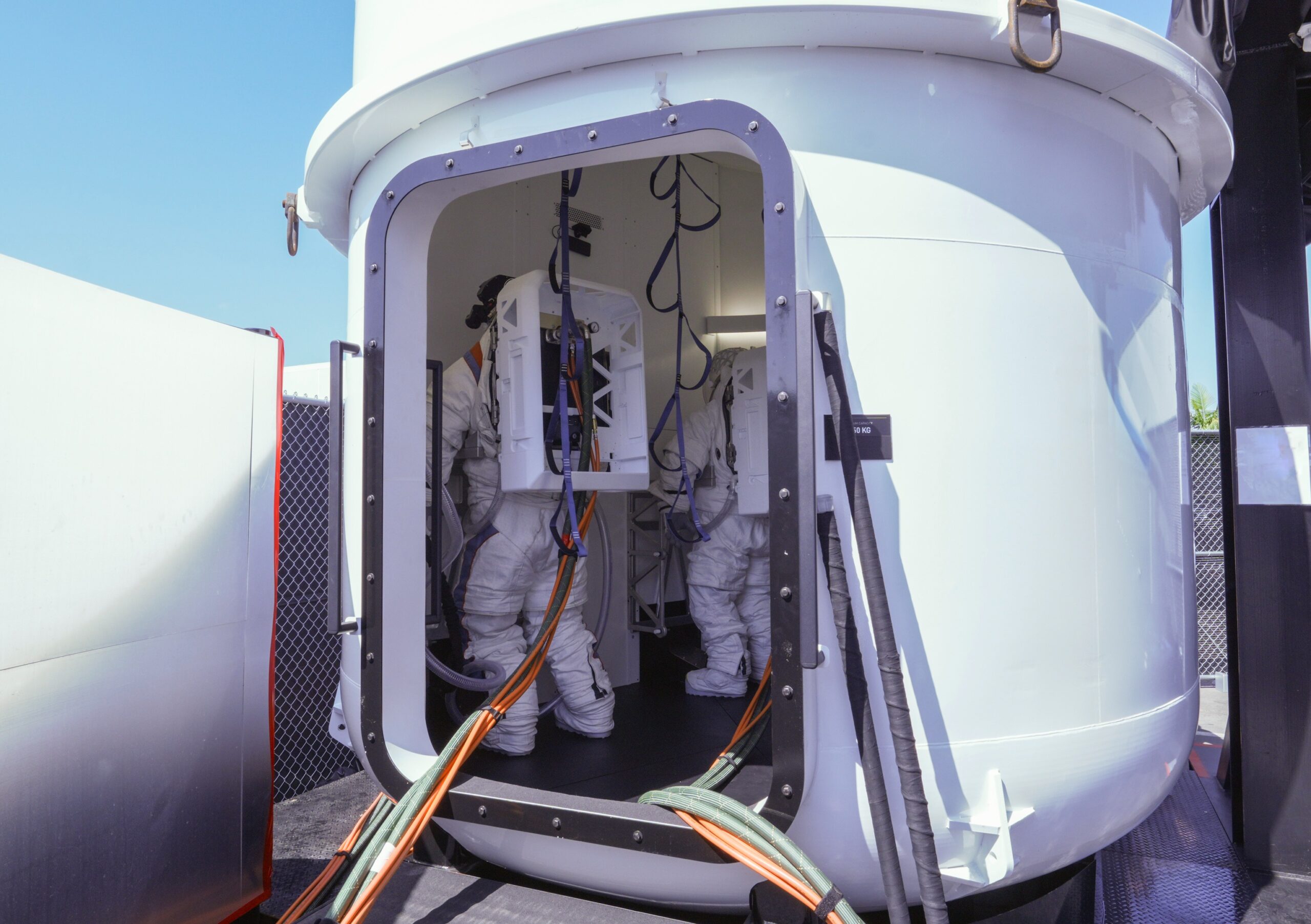 Астронавты попробовали надеть скафандры в тесном посадочном модуле миссии Artemis III