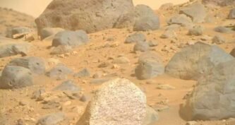 Незвичний білий Валун на Марсі