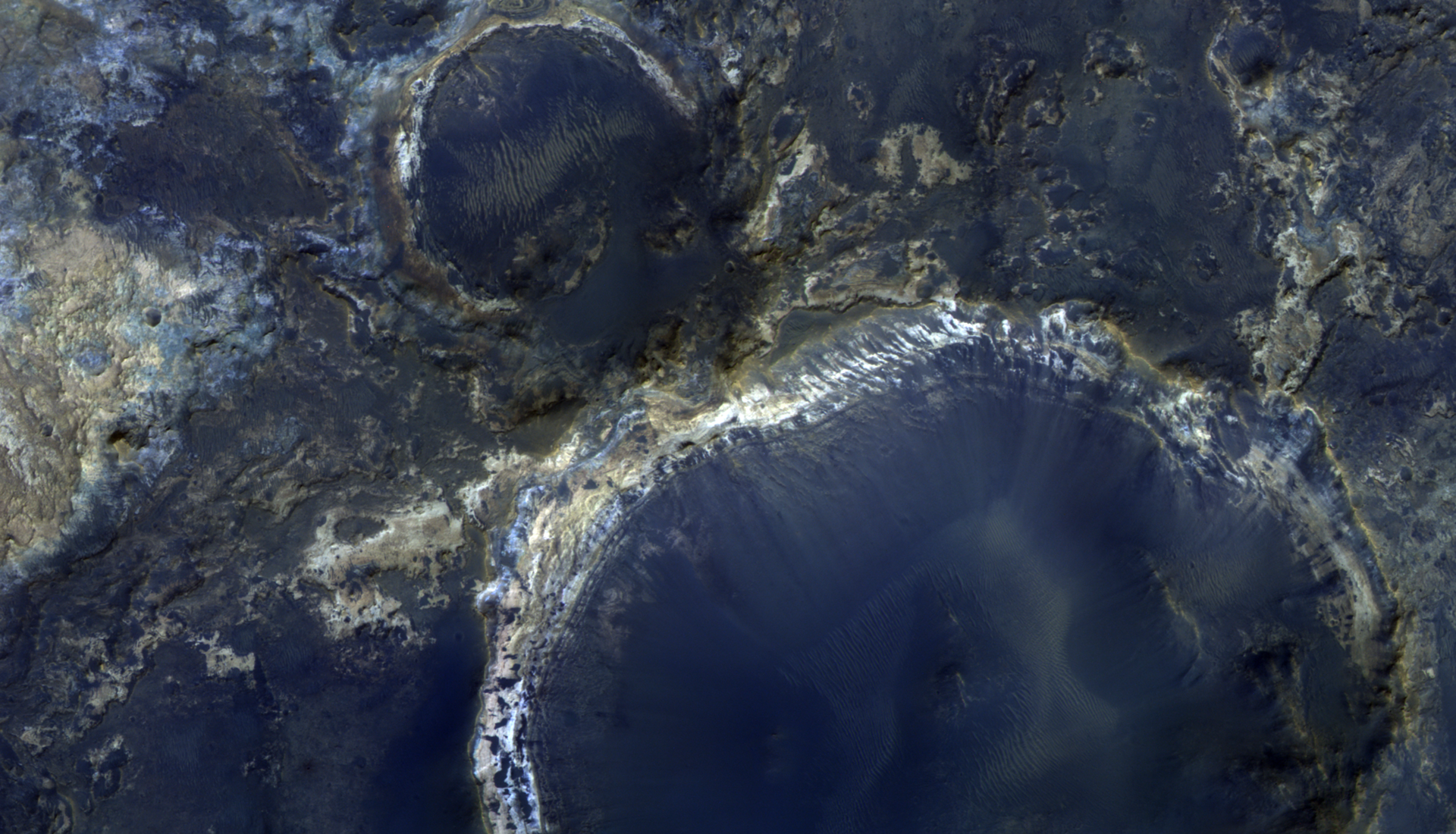 Кратеры и ржавчина: TGO сфотографировал богатый металлами участок на Марсе
