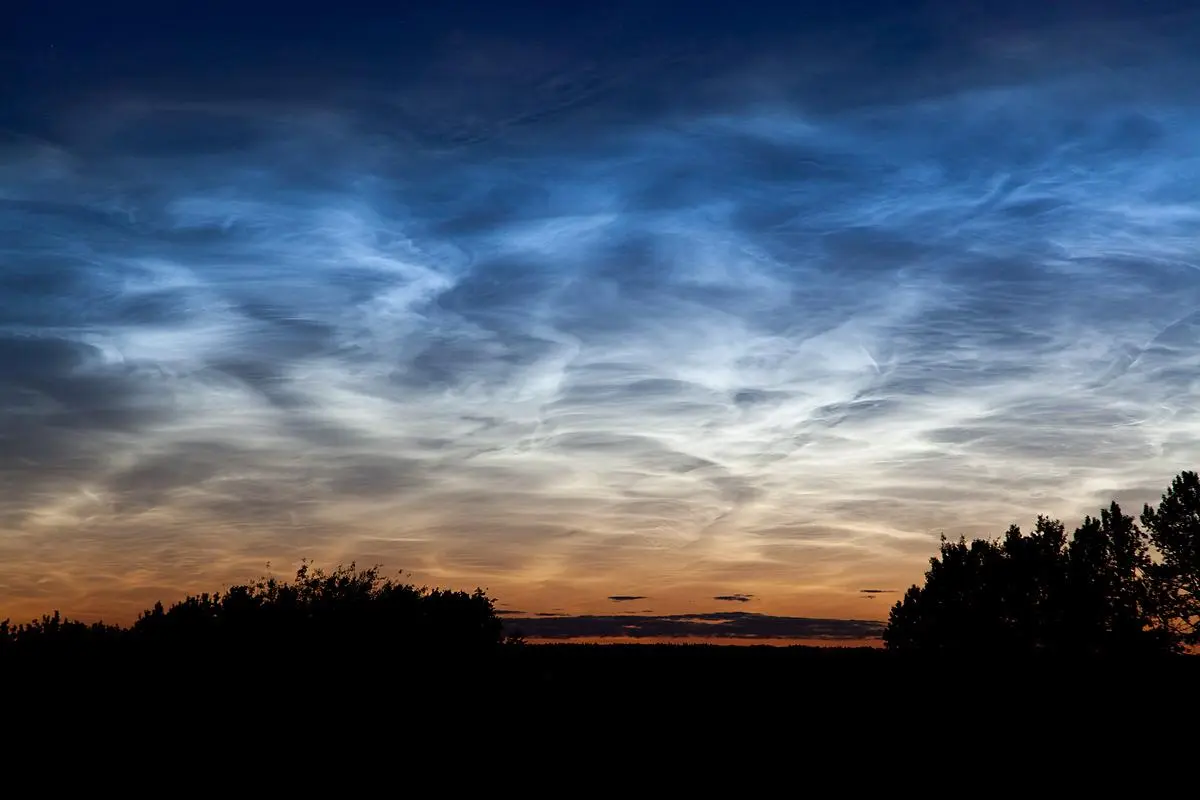 Astrophotographer captures noctilucent clouds over Ukraine (video)