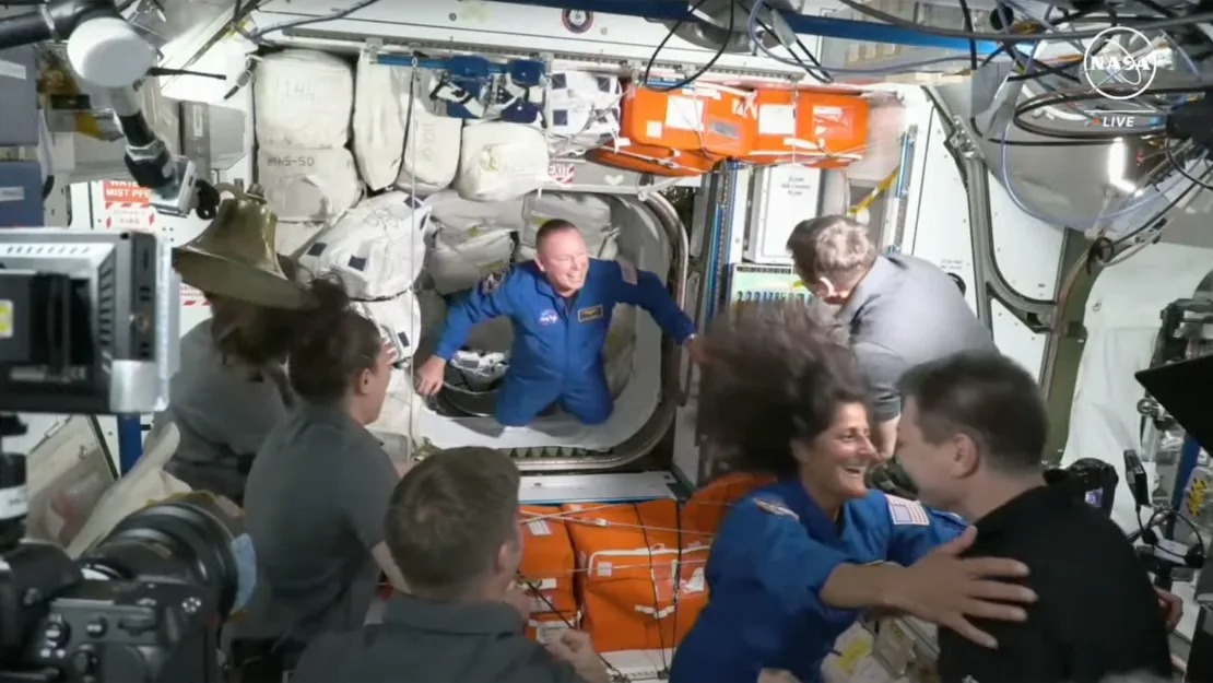 Экипаж Starliner Бутч Уилмор и Суни Уильямс поздравляют с прибытием на МКС
