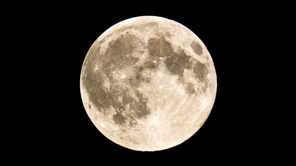 Продолжительность секунды на Луне отличается от земной, но на очень незначительную величину