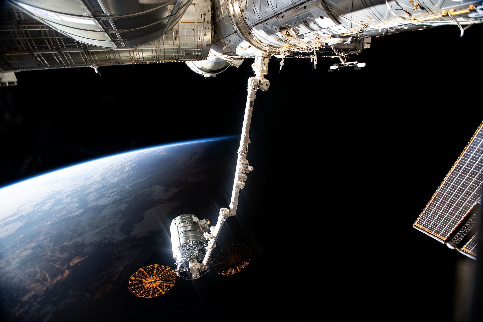 NASA показала красоту космического корабля Cygnus перед его уничтожением: фото