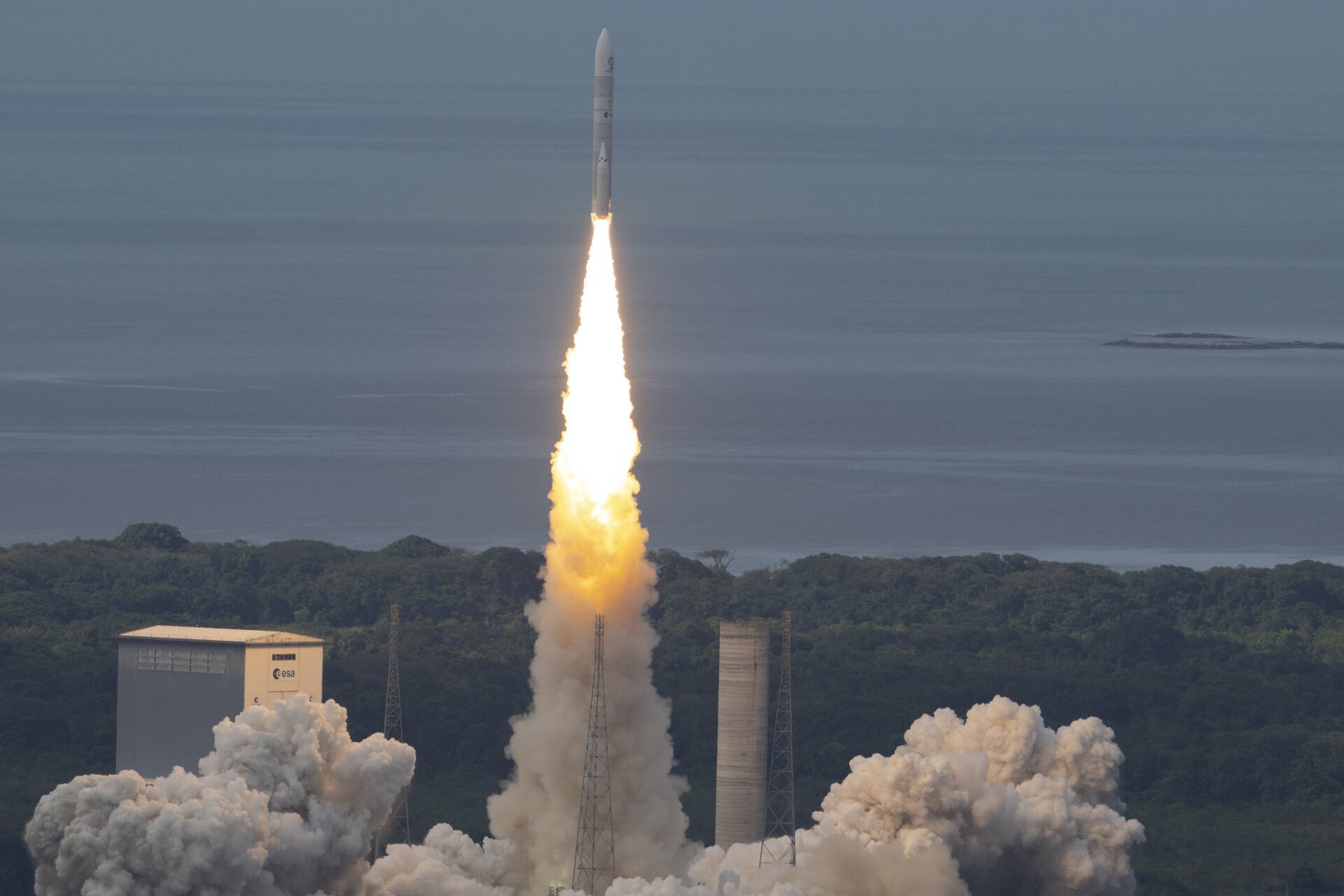 Успешный старт и космический мусор: как прошел первый запуск Ariane 6