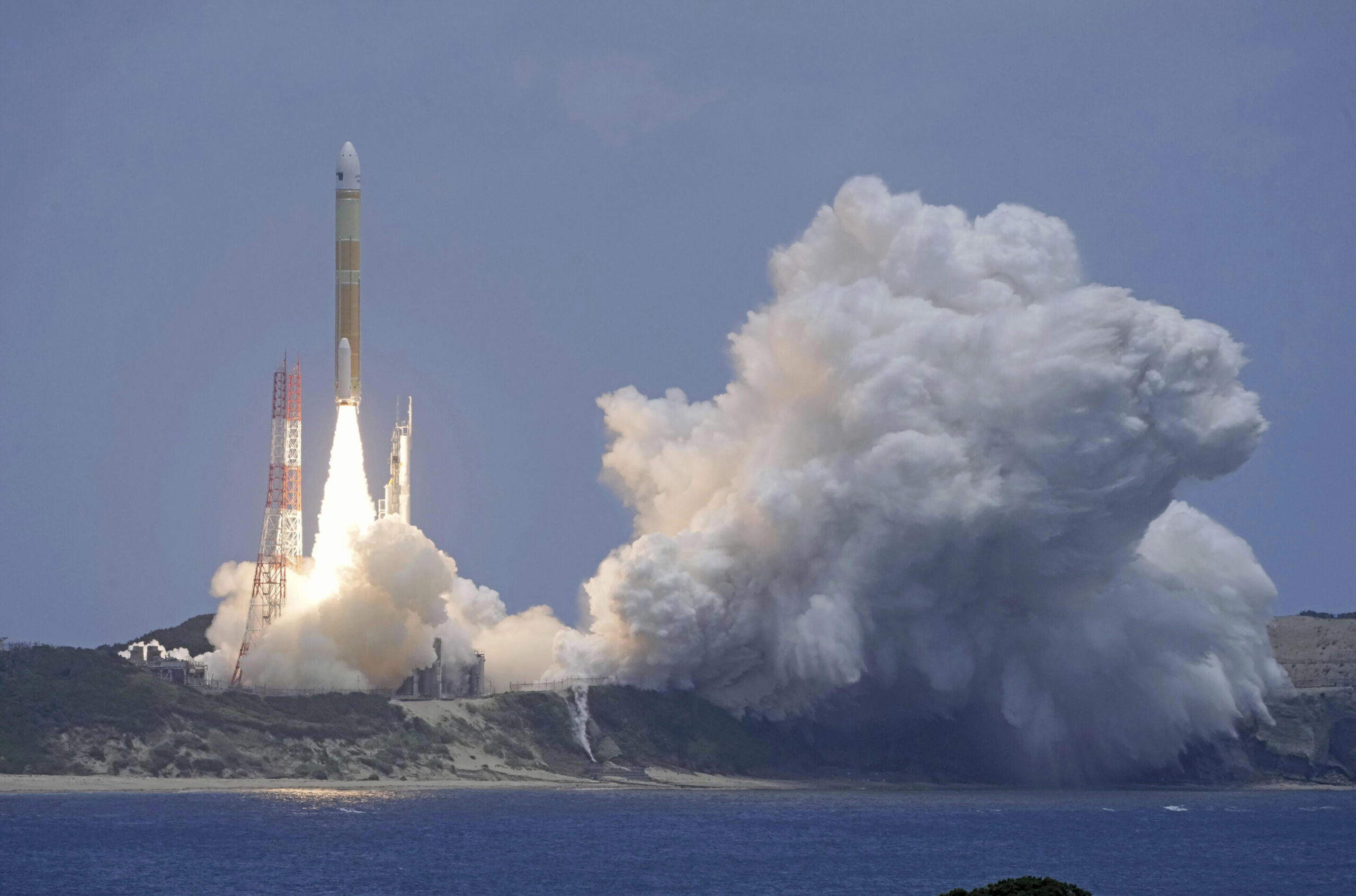 Япония запустила спутник наблюдения с помощью своей новой ракеты H3