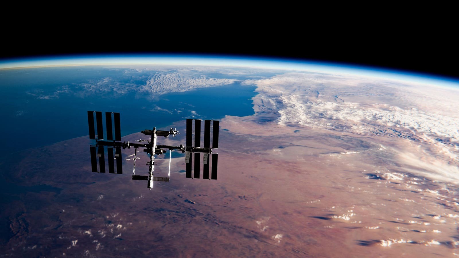 Former NASA and ESA leaders call for keeping ISS in space for the next generations