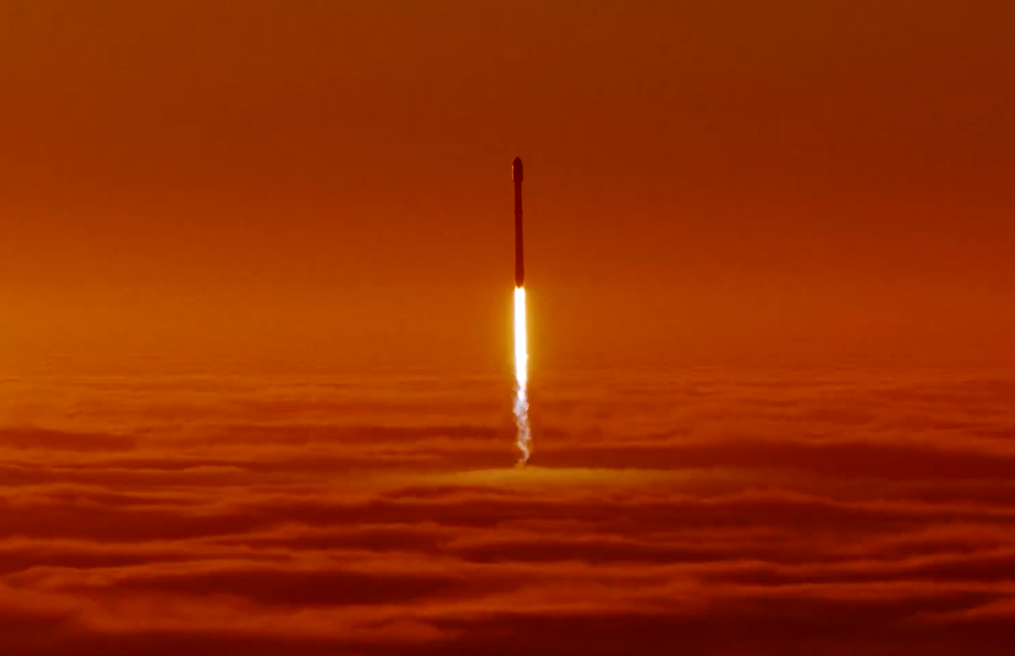Невероятно захватывающий старт ракеты на фоне оранжевого неба: видео
