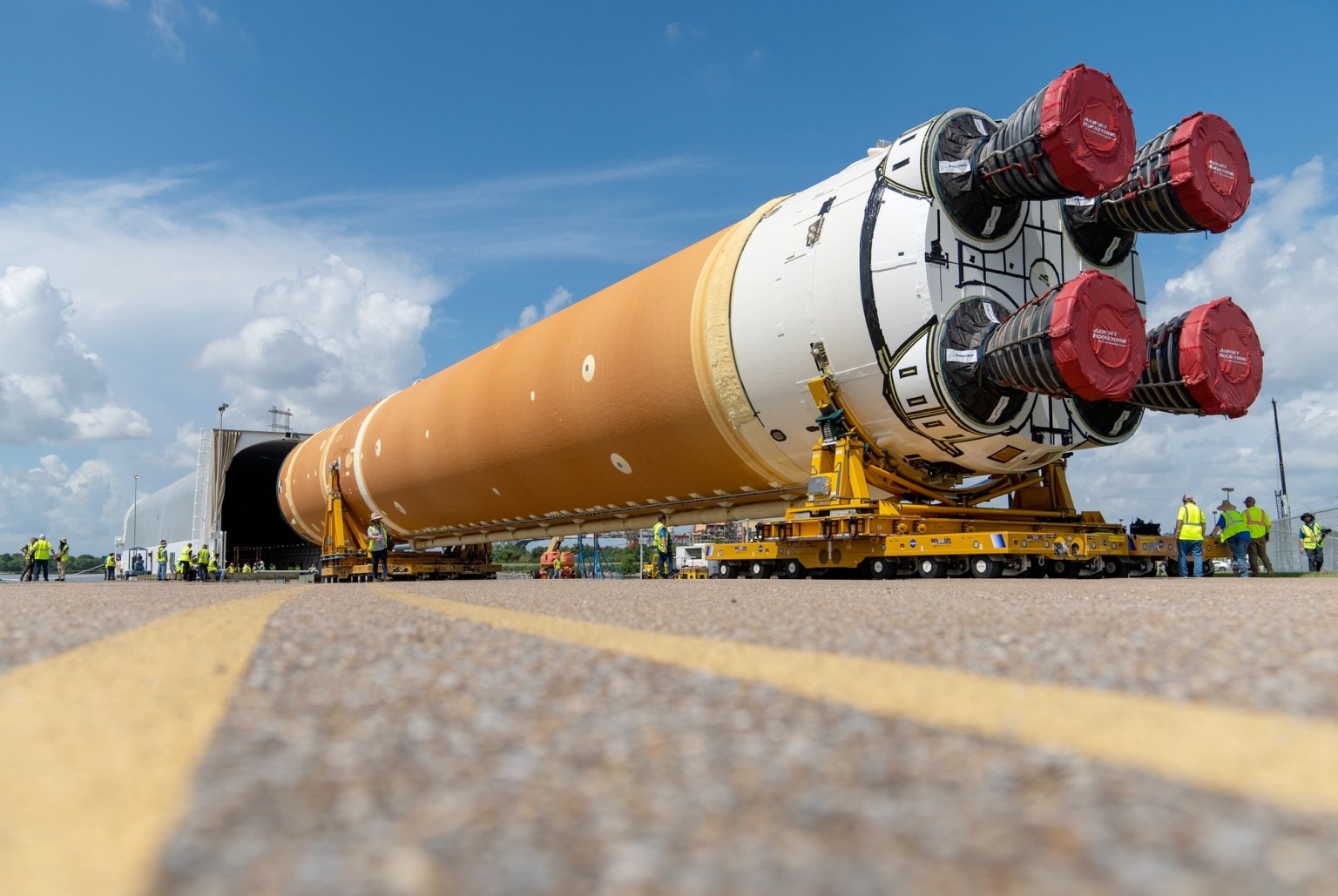 Ракета NASA SLS начала путешествие длиной 1440 км: фото