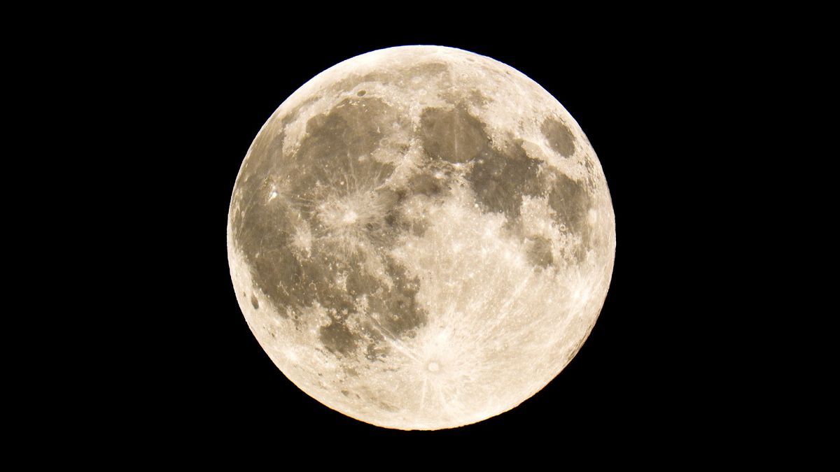 Місяць повільно віддаляється від Землі й починає впливати на нас