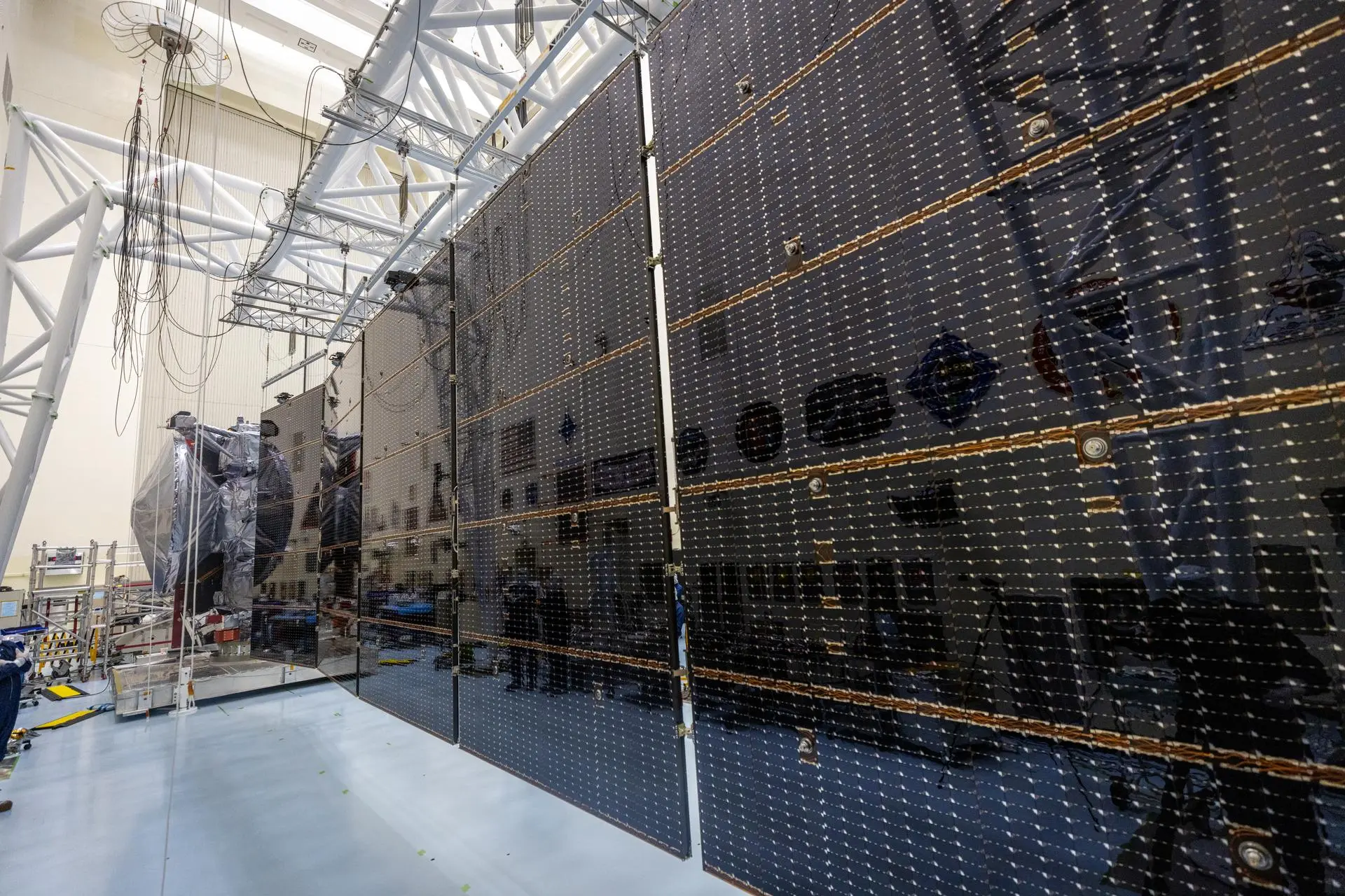 Biggest ever: European researcher gets giant solar panels