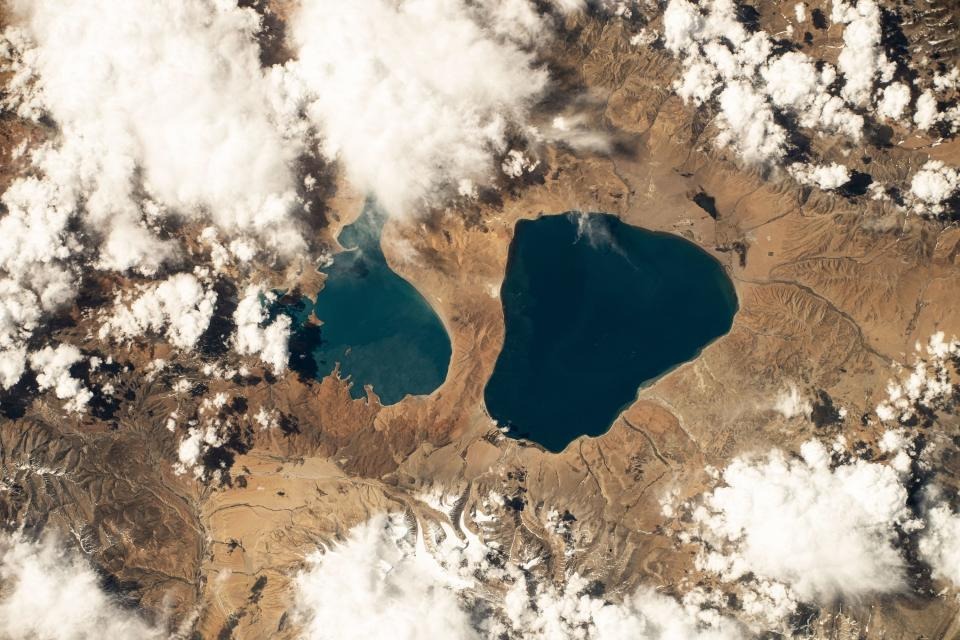 Озеро Ракшастал (слева) и озеро Манасаровар (справа) в Тибете. Фото: NASA