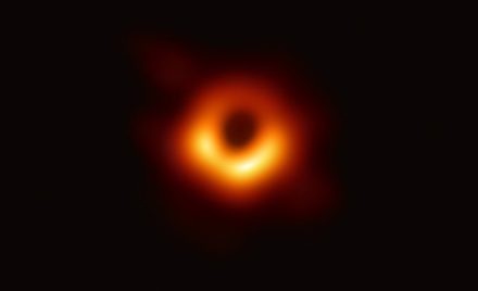 Перше в історії зображення чорної діри, отримане за допомогою Event Horizon Telescope