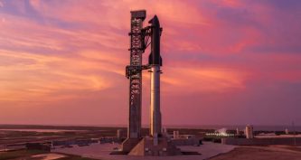 Ракета Starship на стартовому майданчику Starbase в Техасі перед польотом Flight 13.