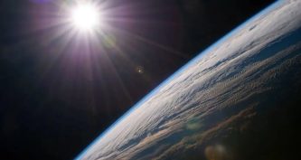 Сонце сяє над горизонтом Землі, зняте з Міжнародної космічної станції.