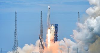 Ракета-носій «Чанчжен» на стартовому майданчику під час запуску