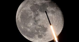SpaceX Falcon 9 на фоні Місяця