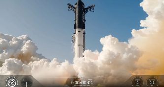 Ракета Starship під час 13-го випробувального польоту стартує з майданчика Starbase в Техасі.