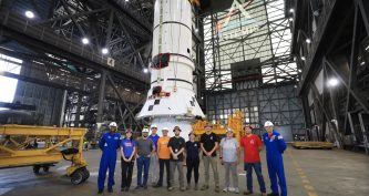 Астронавти NASA Ренді Бреснік і Андре Дуглас разом із наземними командами біля сегмента твердопаливного прискорювача ракети SLS