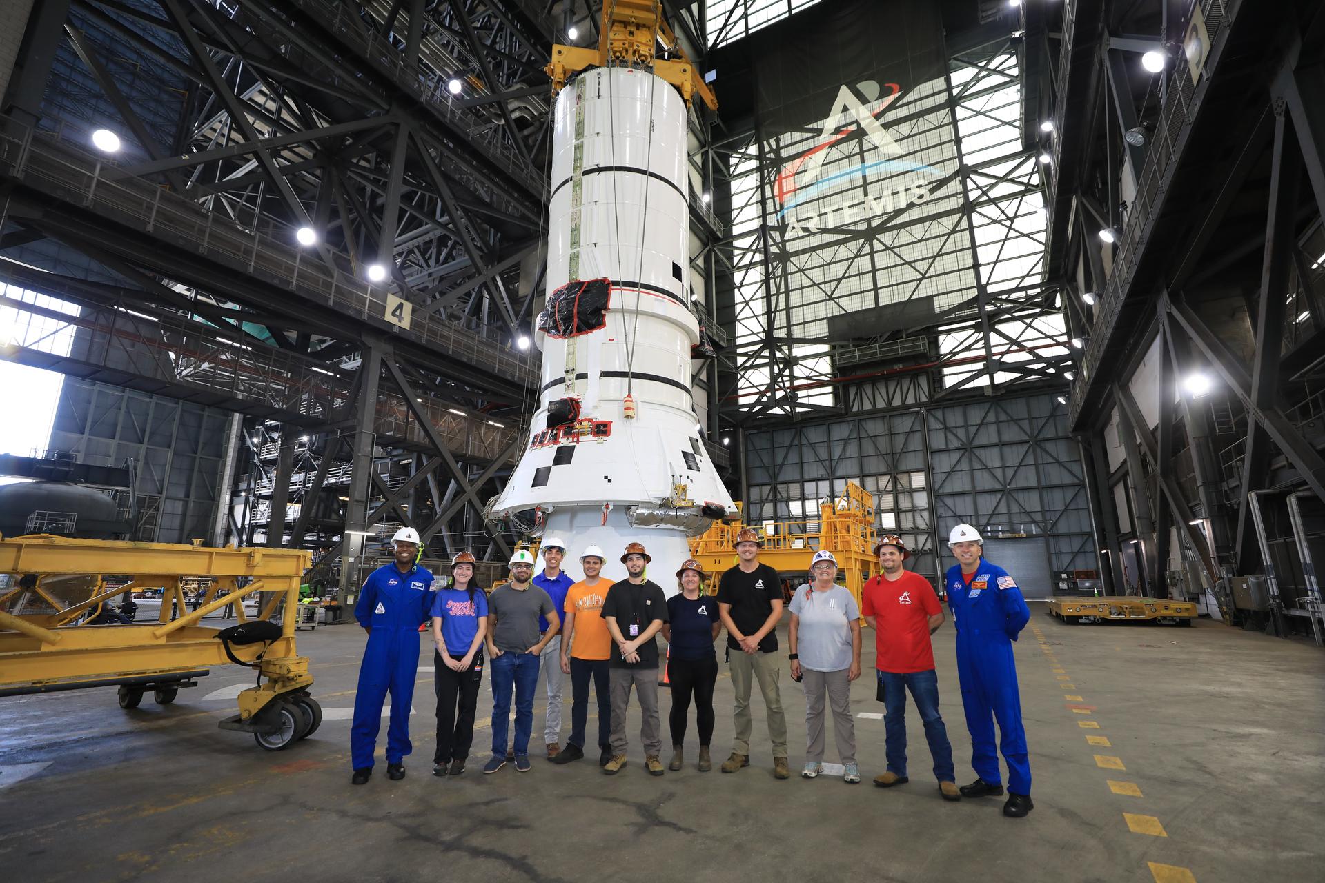 Assemblage du lanceur SLS et préparatifs au sol