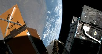 Супутник на орбіті Землі