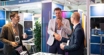 Учасники спілкуються біля стенда ESA BIC Village під час виставки Industry Space Days. Джерело ESA