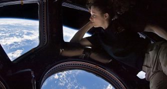 Астронавтка NASA Трейсі Колдвелл Дайсон дивиться на Землю з оглядового купола Міжнародної космічної станції