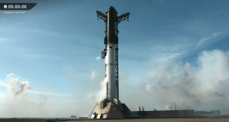 Ракета Starship на стартовому майданчику космодрому Starbase під час спроби тринадцятого випробувального польоту