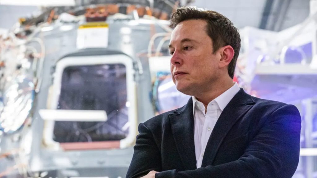 Ілон Маск виступає перед журналістами у штаб-квартирі SpaceX