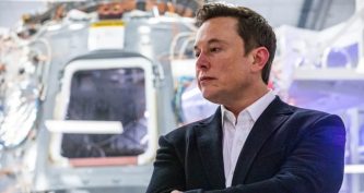 Ілон Маск виступає перед журналістами у штаб-квартирі SpaceX