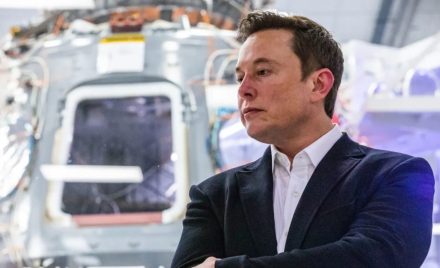 Ілон Маск виступає перед журналістами у штаб-квартирі SpaceX