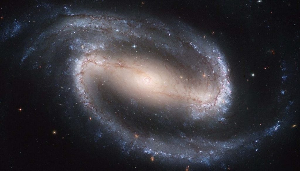 Спіральна галактика NGC 1300 з перемичкою