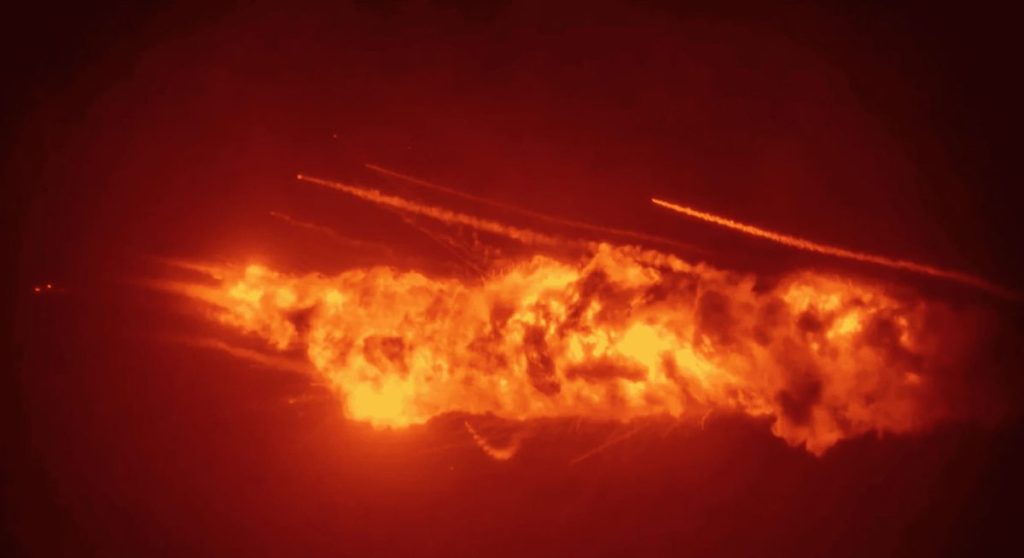 Вибух ракети-носія «Чанчжень-7А» у небі над космодромом Веньчан