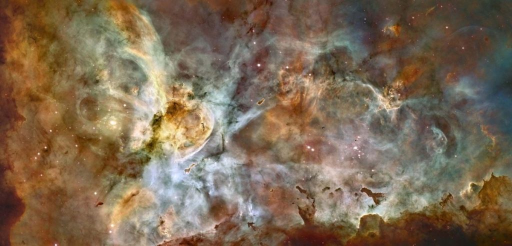 Ширококутний знімок туманності Кіля, зроблений телескопом Hubble. Видно великі газопилові хмари, темні пилові смуги та численні молоді зорі.