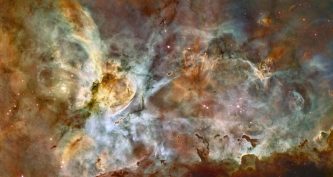 Ширококутний знімок туманності Кіля, зроблений телескопом Hubble. Видно великі газопилові хмари, темні пилові смуги та численні молоді зорі.