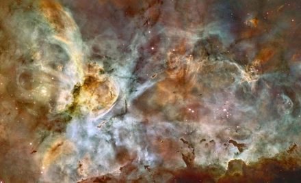 Ширококутний знімок туманності Кіля, зроблений телескопом Hubble. Видно великі газопилові хмари, темні пилові смуги та численні молоді зорі.