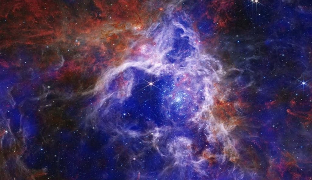 Композитне зображення туманності Тарантул із рентгенівськими даними Chandra та інфрачервоними даними James Webb.