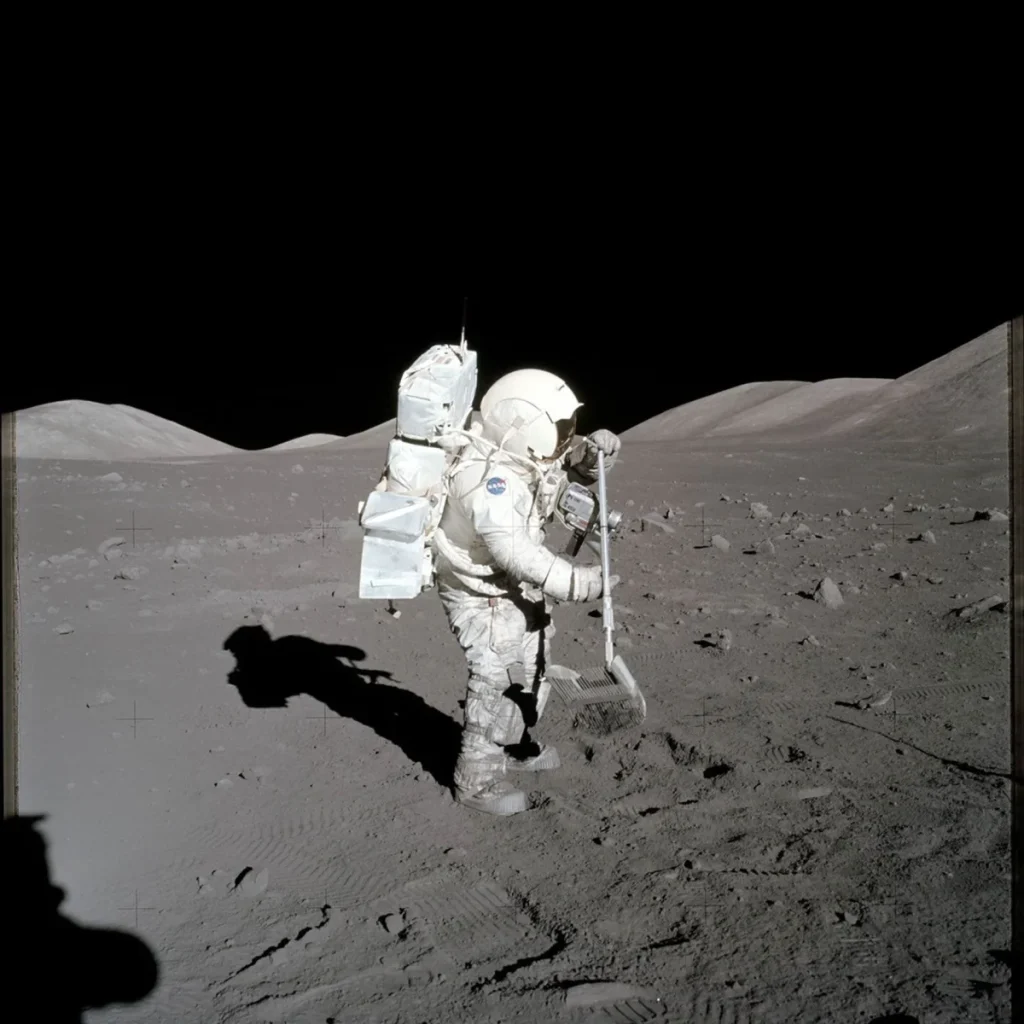 Гаррісон Шмітт збирає місячні зразки під час місії Apollo 17