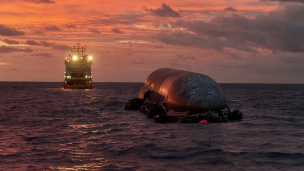 Верхній ступінь Ship системи Starship в Індійському океані під час спроби буксирування до берега