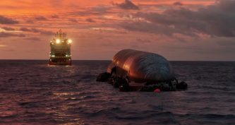Верхній ступінь Ship системи Starship в Індійському океані під час спроби буксирування до берега